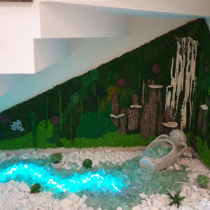 obraz z mchu pod schodami