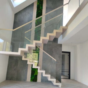 panel z mchu przy schodach